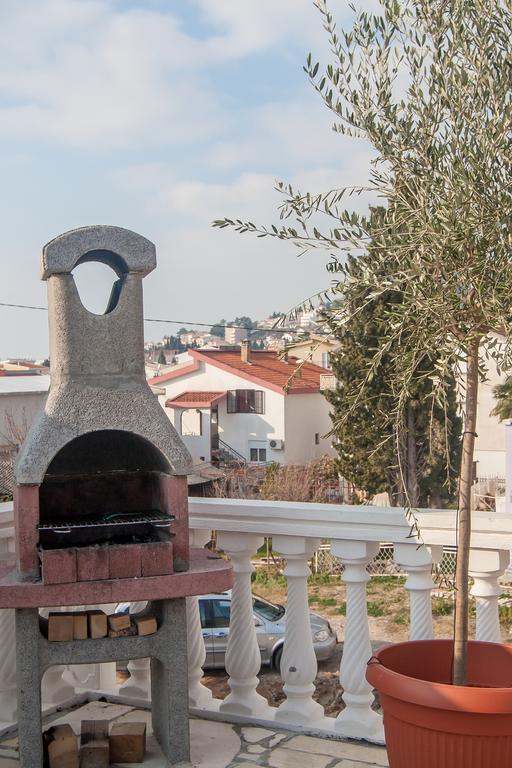 באר Rooms And Apartments Milana מראה חיצוני תמונה