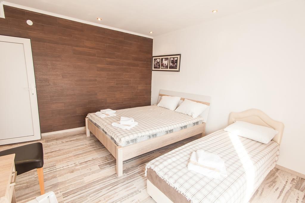 באר Rooms And Apartments Milana מראה חיצוני תמונה
