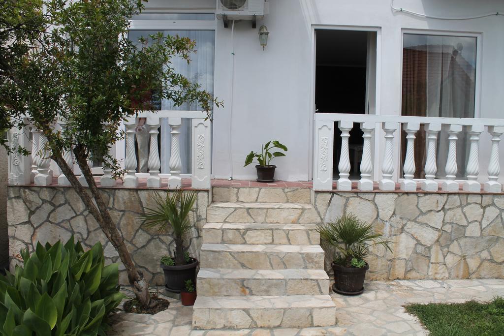 באר Rooms And Apartments Milana מראה חיצוני תמונה