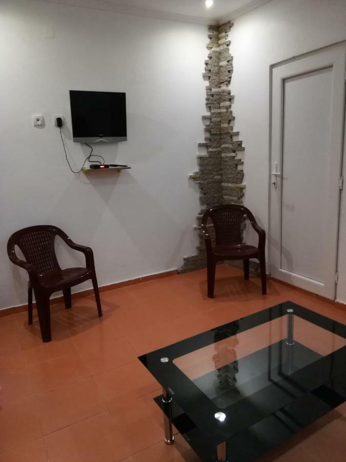 באר Rooms And Apartments Milana מראה חיצוני תמונה