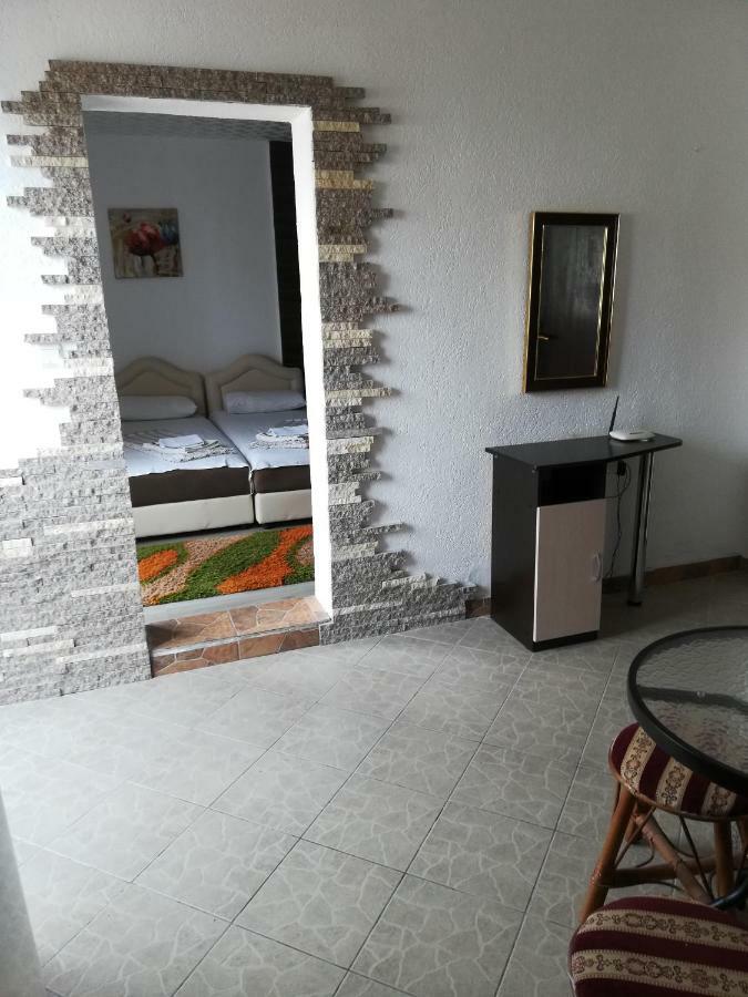 באר Rooms And Apartments Milana מראה חיצוני תמונה