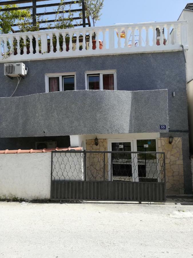 באר Rooms And Apartments Milana מראה חיצוני תמונה